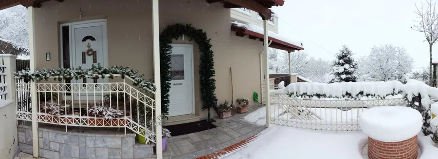 Η είσοδος στολισμένη στο χιόνι